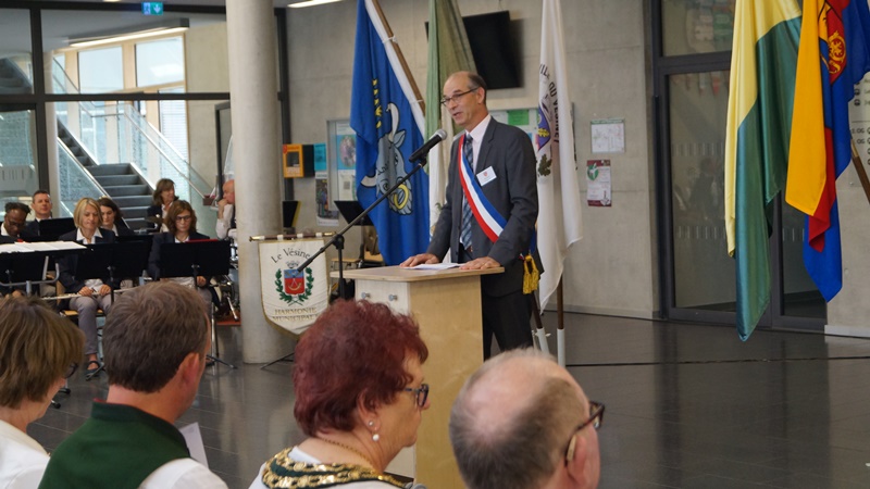 Der vesigondiner Bürgermeister Bernard Grouchko hielt seine leidenschaftliche Rede zu Europa und der Bedeutung von Städte-Partnerschaften auf Deutsch